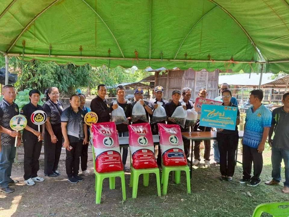 พช.หนองบุญมาก ร่วมมอบวัสดุอุปกรณ์ในการประกอบอาชีพแก่เยาวชนตามโครงการป้องกันและแก้ไขปัญหายาเสพติด โดยกองทุนแม่ของแผ่นดิน เนื่องใน "วันต่อต้านยาเสพติดโลก"
